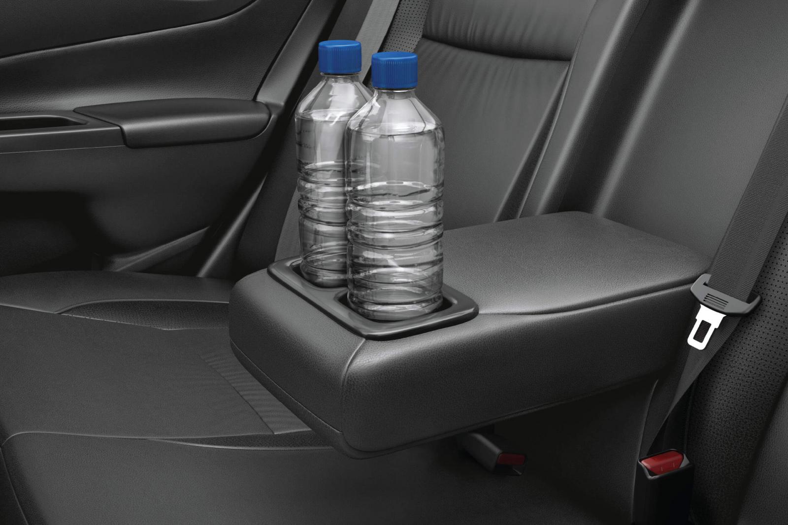 SUZUKI NEW CIAZ  - Bệ tỳ tay phía sau tích hợp hộc đựng ly