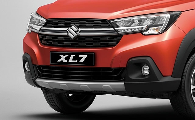 SUZUKI XL7 - Đầu xe với lưới tản nhiệt cá tính