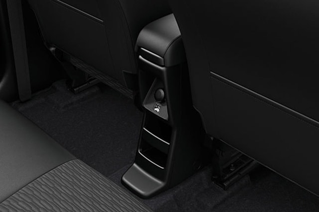 SUZUKI XL7 - Cổng sạc và giá đỡ điện thoại ở hàng ghế thứ 2