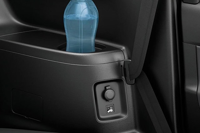 SUZUKI XL7 - Cổng sạc và hộc đựng chai nước hàng ghế thứ 3